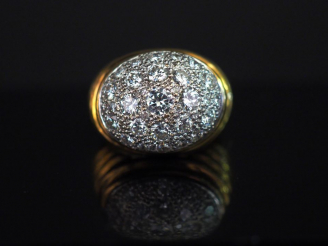 Vente aux enchères Bague dôme en or et pavage de diamants. Poids tel: 18,30 g