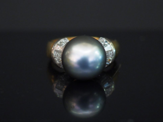 Vente aux enchères Bague en or, perle grise entourée de diamants baguette. Poids tel : 8,