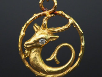 Vente aux enchères Pendentif "gazelle" en or ajouré et diamants, porte un poinçon P.G. Po
