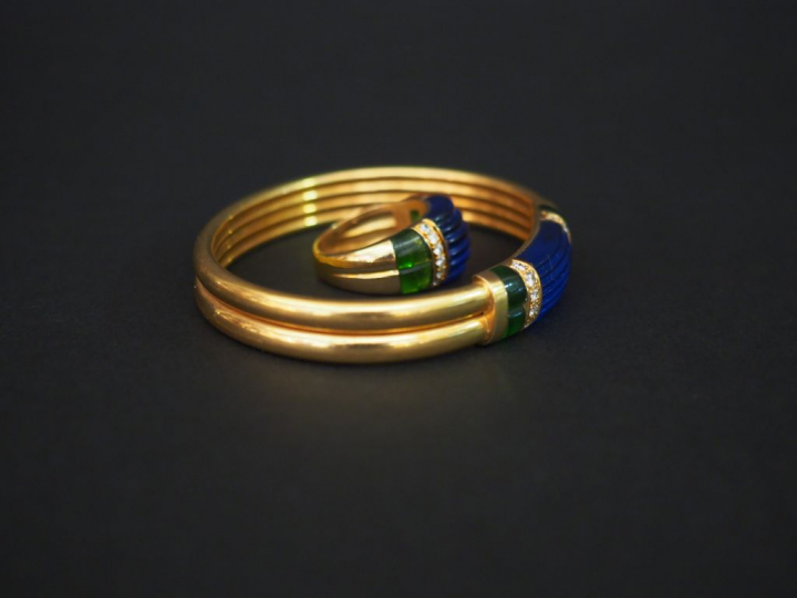 Bracelet et bague en or jaune ornés de deux lignes de rubans agrémenté