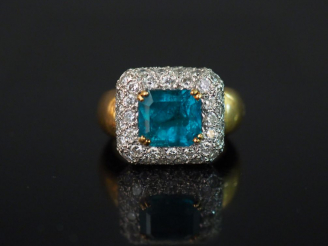 Vente aux enchères Bague marguerite moderne en or jaune, émeraude entourée d'un pavage de