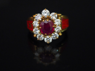 Vente aux enchères KORLOFF. Bague marguerite en or jaune rubis entouré de dix diamants ag