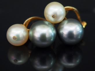 Vente aux enchères Paire de perce oreilles en or et perles. Poids tel : 11,29 g