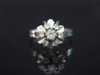 Vente aux enchères Bague en or et pierres à l'imitation du diamant. Poids tel : 3,10 g