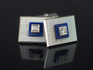 Vente aux enchères Paire de boutons de manchette en or blanc ornés d'un carré de lapis la