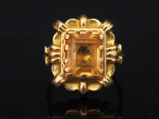 Vente aux enchères Bague Napoléon III en or et topaze. Poids tel : 5,70 g