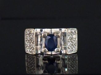 Vente aux enchères Bague de style Art Déco en or blanc ornée d'un saphir, entourage de pa