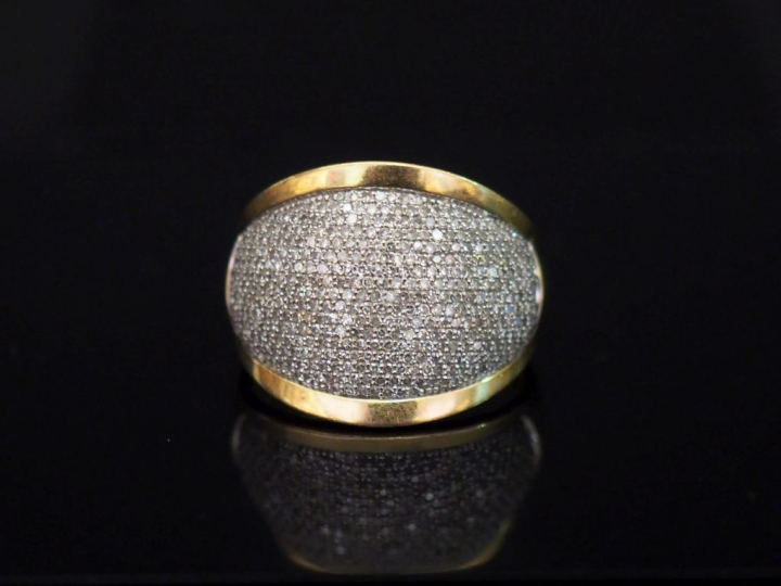Bague en or jaune, pavage de brillants. Poids tel : 6,09 g