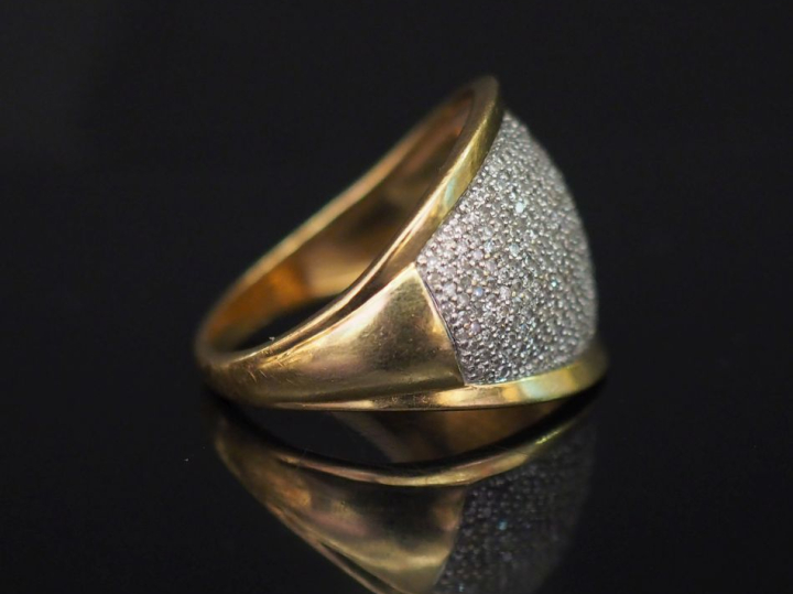 Bague en or jaune, pavage de brillants. Poids tel : 6,09 g