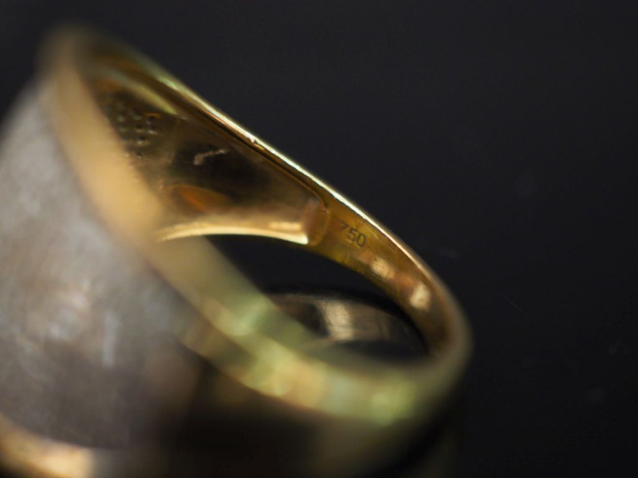 Bague en or jaune, pavage de brillants. Poids tel : 6,09 g