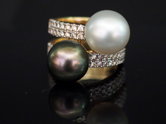 Vente aux enchères Bague deux anneaux en or jaune ornée de deux perles entourées de quatr