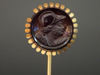 Vente aux enchères Epingle de cravate Napoléon III en or et intaille.