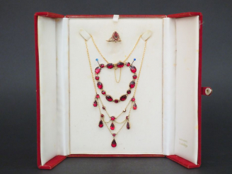 Vente aux enchères Parure en or et grenats comprenant un collier à pendeloques, un bracel