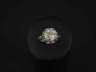 Vente aux enchères Bague solitaire de 2,52 cts, couleur N-R, pureté : SI1 Rapport Laborat