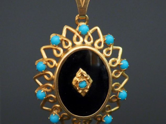 Vente aux enchères Pendentif Napoléon III en or ajouré onyx et 11  perles en turquoise.  