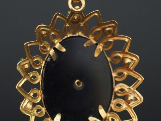 Pendentif Napoléon III en or ajouré onyx et 11  perles en turquoise.  