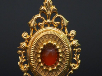 Vente aux enchères Pendentif Napoléon III en or orné d'un cabochon central en ambre. Poid