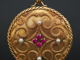 Vente aux enchères Pendentif en or gravé à décor d'entrelacs orné de quatre perles et de 