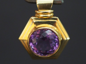 Vente aux enchères Pendentif en or à pans coupés orné d'une améthyste (?) Poids tel : 16 
