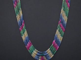 Vente aux enchères Grand sautoir à neuf rangs de pierres de couleur semi précieuses, ferm