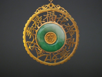 Vente aux enchères Pendentif Extreme orient en or et jade ou jadéite à décor de caractère