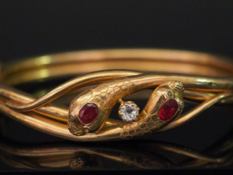 Vente aux enchères Bracelet en or et pierres rouges à décor de serpent. Poids tel : 18 g