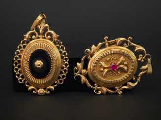 Vente aux enchères 2 différents pendentifs Napoléon III en or onyx et pierre de couleur. 