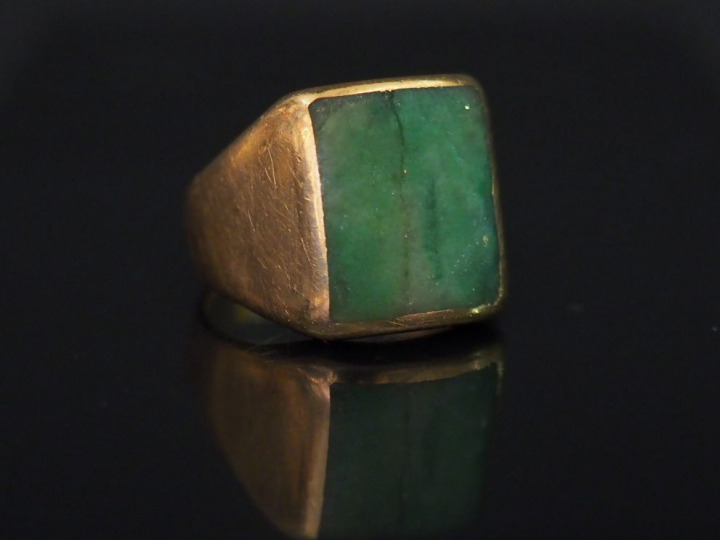 Chevalière en or et jade (?) Poids : 12,46 g