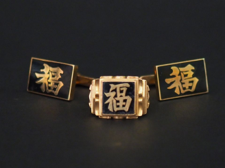 Vente aux enchères Chevalière or et onyx, paire de boutons de manchettes or et onyx. Poid