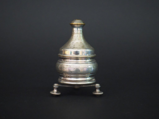 Vente aux enchères Saleron de style Louis XVI en métal argenté, piètement tripode.