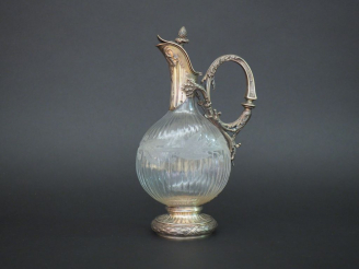 Vente aux enchères Aiguière de style Louis XVI en cristal gravé et argent, poincon Minerv