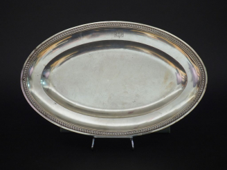 Vente aux enchères 	Plat ovale en argent, poinçon au premier coq, à décor d’une frise de 