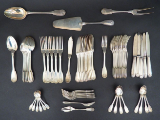 Vente aux enchères Ménagère en argent, poinçon Minerve modèle à double coquille. Poids : 