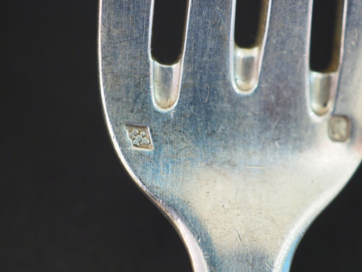 PUIFORCAT. 11 grands couverts et une fourchette en argent, poinçon Min