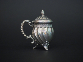 Vente aux enchères Moutardier de style Louis XV en argent. Poids : 50 g