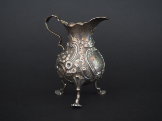 Vente aux enchères Pot à lait en argent étranger. Poids : 118 g