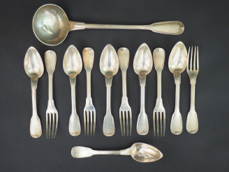 Vente aux enchères 5 couverts et une cuillère en argent, poinçon Minerve modèle à filet e