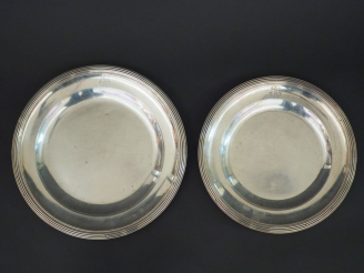 Vente aux enchères Deux différents plats ronds en argent, poinçon Minerve, modèle à filet