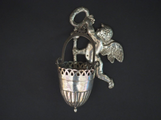 Vente aux enchères Bénitier en argent XVIIIème, à décor d’amour. Poids. 76 g