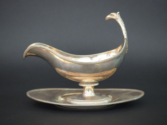 Vente aux enchères Saucière et son présentoir Empire, en argent, poinçon au coq, à décor 