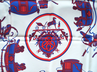 Vente aux enchères HERMES. Carré en soie "Calèches". Signé  Dim. 88 x 88 cm
