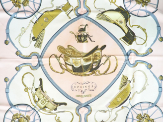 Vente aux enchères HERMES. Carré en soie "Springs", Signé. Ledoux  Dim. 90 x 89 cm  (tach