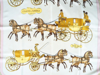 Vente aux enchères HERMES. Carré en soie "Coach   Saddle". Signé Ledoux. Dim. 90 x 86,5 c