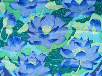 Vente aux enchères HERMES. Carré en soie "Fleur de lotus".  Dim. 89 x 88 cm (quelques tac