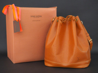Vente aux enchères VUITTON. Sac "Noé" en cuir marron, dans sa boite d'origine  Dim. 33 x 