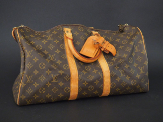 Vente aux enchères VUITTON. Sac de voyage en toile Monogram., parements et poignées arron