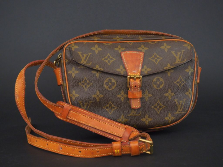 VUITTON. Pochette bandoulière en toile Monogram, bandoulière en cuir n