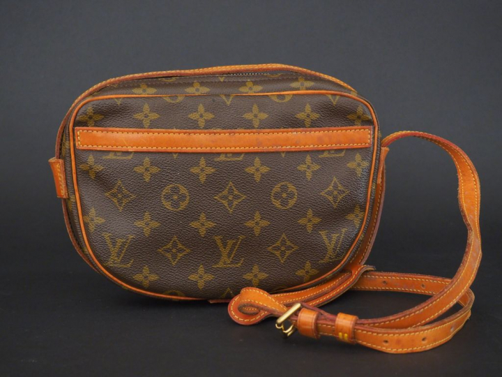 VUITTON. Pochette bandoulière en toile Monogram, bandoulière en cuir n