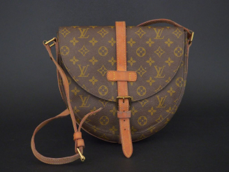 Vente aux enchères VUITTON. Sac bandoulière "Chantilly" en toile Monogram. Dim. 26 x 26 c