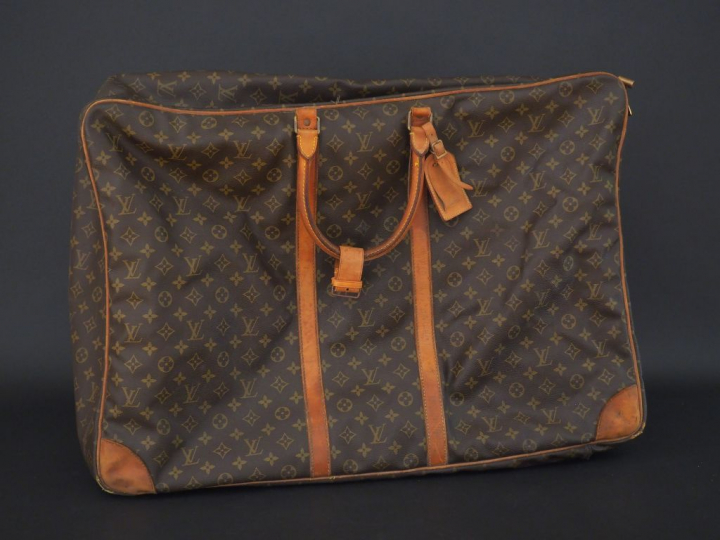 LOUIS VUITTON Sac de voyage "Sirius 50" en toile Monogram, poignées ar